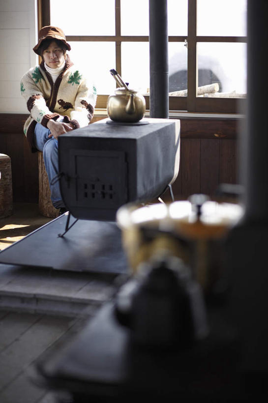 东方人,一个人,坐,竖图,室内,白天,正面,窗户,桌面,桌子,帽子,椅子,亚洲,仅一个男性,仅一个人,服装,朦胧,模糊,木制,木椅,墙,注视,休闲装,黄种人,玻璃窗,墙壁,墙面,仅一个年轻男性,衣服,白色,木制品,遮阳帽,观察,看,休闲,休闲服,服饰,抱膝,观看,渔夫帽,察看,关注,男人,男性,年轻男性,亚洲人,坐着,半身,彩图