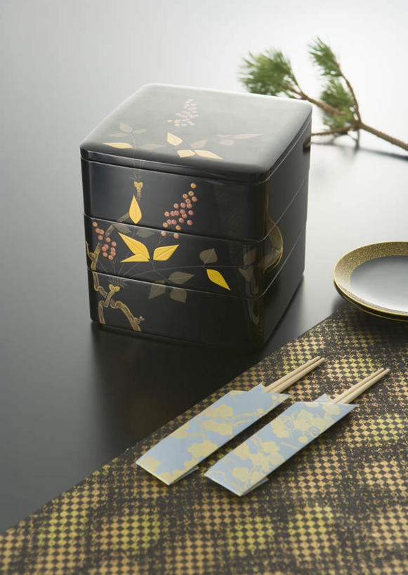 盒饭,无人,竖图,俯视,室内,特写,白天,筷子,餐具,阴影,灰色背景,装饰,反射,便当,碟子,盘,影子,两双,文化,传统,盘子,碟,便捷,摄影,影棚,礼节,华丽,修饰,点缀,便利,礼仪,门松,快捷,衬托,美观,雅致,雅观,长寿,弁当,进餐用具,彩图,高角度拍摄,影棚拍摄,拍摄