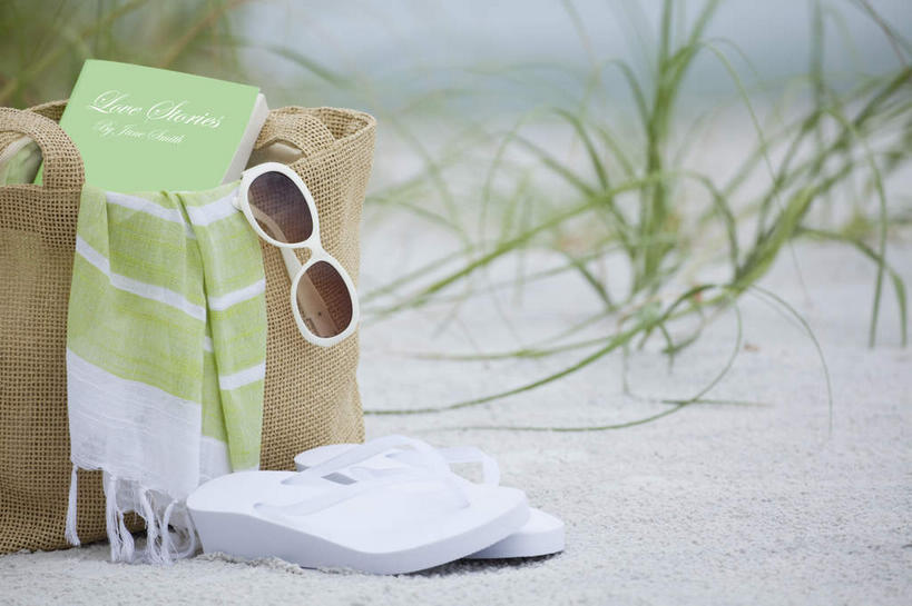 无人,交叉,横图,室外,特写,白天,正面,凉鞋,草地,草坪,沙滩,植物,竹子,书籍,鞋子,一本,一副,一双,竹制,朦胧,模糊,编织,纺织物,篮子,墨镜,沙子,眼镜,海岸,沙地,草,一个,绿色,太阳镜,太阳眼镜,竹篮,毛巾,清洁,遮阳镜,单个,竹条,保暖,交织,竹制品,透气,防水,穿插,储水,耐磨,吸水,书,图书,海滩,彩图,夹趾拖鞋,人字拖,人字拖鞋