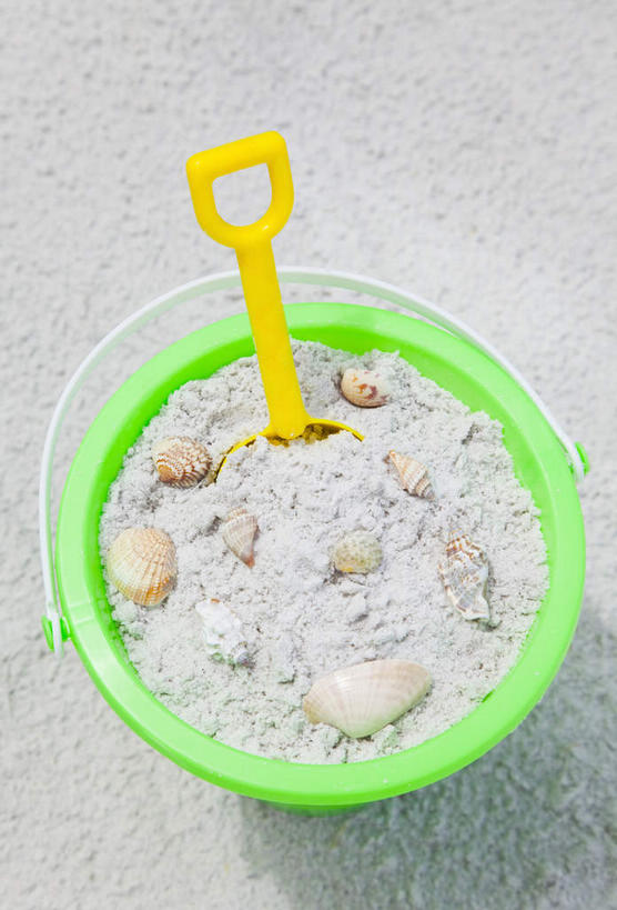 无人,竖图,俯视,室外,特写,白天,游戏,美景,沙滩,贝壳,玩具,阴影,光线,沙子,桶,影子,塑料,海岸,景观,沙地,玩,娱乐,一个,绿色,阳光,自然,容器,塑料制品,休闲,景色,益智,单个,活动,储藏,塑料桶,储存,发泄,消遣,智力,自然风光,宣泄,贝类外壳,海螺壳,软体动物外壳,海滩,玩耍,嬉戏,彩图,高角度拍摄,贮存