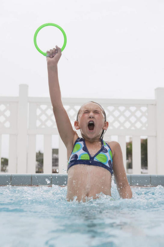 西方人,儿童,一个人,体育馆,游泳池,栏杆,跳,举,竖图,室外,白天,正面,泳装,比基尼,游戏,纯洁,水,玩具,欧洲,欧洲人,仅一个女性,仅一个人,握,水池,水面,围栏,拿,玩,拿着,注视,娱乐,泳池,护栏,小孩,观察,看,托,张嘴,仅一个小孩,休闲,可爱,童年,童趣,益智,握着,观看,活动,察看,游泳馆,发泄,关注,消遣,智力,张大嘴巴,童真,烂漫,无邪,宣泄,天真,女孩,女人,女性,白种人,孩子,张开嘴,举起,举手,举着,跳跃,玩耍,嬉戏,向上举,向上伸,向上托,半身,彩图,三点式,泳衣,女生