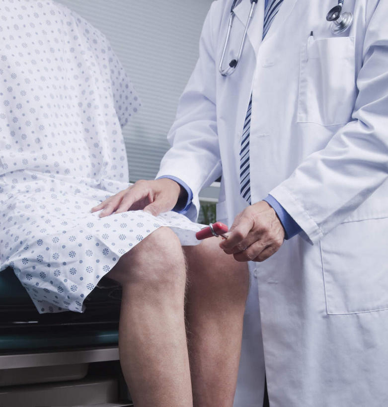 西方人,两个人,医生,病人,医院,站,坐,竖图,室内,白天,正面,工作服,制服,床,欧洲,欧洲人,敲打,握,服装,医学,锤子,工具,床单,拿,拿着,被子,衣服,病床,听诊器,站着,医护人员,医疗人员,握着,服饰,医疗,医疗设备,被单,衣着,穿着,病患,医疗器械,医疗工具,医疗机构,工作制服,衣饰,检测工具,男人,男性,中年男性,白种人,大夫,患者,就医者,站立,坐着,半身,彩图,工作套服,病院,诊所,医疗锤,护理床,医疗床