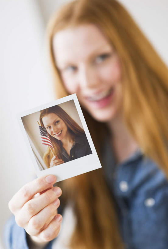 西方人,手,一个人,站,笑,微笑,露齿笑,竖图,照片,室内,白天,正面,欧洲,欧洲人,仅一个年轻女性,仅一个女性,仅一个人,一张,握,阴影,服装,朦胧,模糊,反射,影子,墙,注视,休闲装,墙壁,墙面,衣服,白色,观察,看,站着,休闲,手部,休闲服,握着,摄影,服饰,观看,单手,察看,关注,显现,展现,年轻女性,女人,女性,白种人,相片,站立,半身,彩图,拍摄,照相