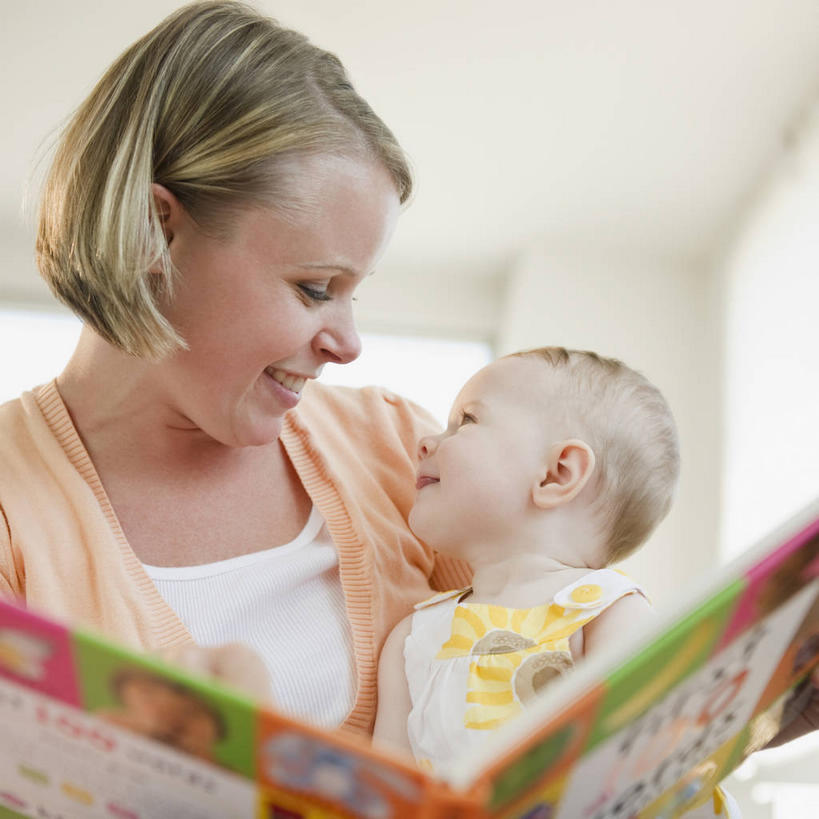 西方人,婴儿,儿童,两个人,家庭,母亲,坐,抱,笑,微笑,露齿笑,方图,室内,白天,仰视,纯洁,窗户,落地窗,书籍,欧洲,欧洲人,握,服装,墙,拿,拿着,扭头,注视,休闲装,玻璃窗,相视,墙壁,墙面,小孩,衣服,低头,观察,看,转头,休闲,温暖,温馨,一家人,面对面,休闲服,可爱,母爱,童年,童趣,握着,服饰,活泼,抱着,观看,对视,和睦,察看,互视,搂着,关注,宝宝,相对,童真,纯真,烂漫,无邪,相看,母婴,伶俐,天真,年轻女性,女人,女性,白种人,孩子,年轻人,书,图书,怀抱,搂,搂抱,抬头,相抱,仰头,拥抱,坐着,半身,彩图,低角度拍摄,融洽