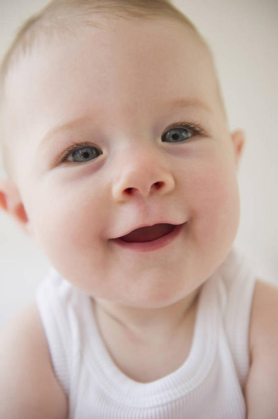 西方人,婴儿,儿童,脸,头,脸颊,一个人,笑,微笑,露齿笑,竖图,室内,特写,白天,白色背景,正面,婴儿服装,纯洁,欧洲,欧洲人,仅一个人,注视,肩膀,小孩,观察,看,可爱,摄影,活泼,影棚,观看,察看,关注,宝宝,纯真,烂漫,无邪,伶俐,天真,白种人,孩子,头部,脸部,脸蛋,面部,半身,彩图,影棚拍摄,婴儿服,拍摄