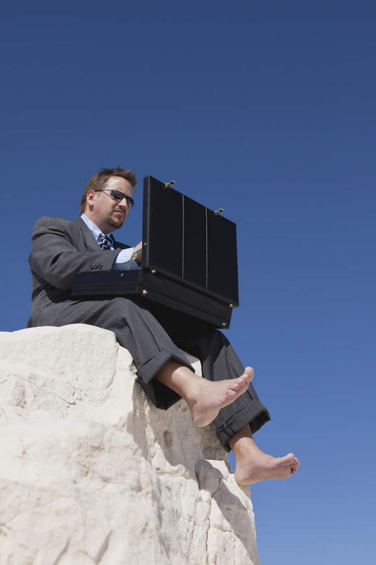 西方人,一个人,商务人士,商务男性,公园,坐,竖图,室外,白天,仰视,衬衫,电脑,笔记本电脑,山,山脉,欧洲,美国,欧洲人,仅一个男性,仅一个人,仅一个中年男性,一副,敲打,阴影,套装,光线,网络,墨镜,眼镜,影子,山峰,山峦,光脚,输入,通讯设备,蓝色,蓝天,天空,阳光,太阳镜,太阳眼镜,群山,天,打字,赤脚,遮阳镜,晴朗,点击,一台,敲击,无线,北美,北美洲,国家公园,美洲,通信设备,商务装,无线网络,无线上网,便携式电脑,工薪阶层,新墨西哥,万里无云,新墨西哥州,北亚美利加洲,亚美利加洲,迷人之地,迷人之州,白沙国家纪念碑,白沙国家公园,按键,手提电脑,男人,男性,中年男性,白种人,白领,上班族,晴空,晴空万里,坐着,彩图,低角度拍摄,全身,衬衣