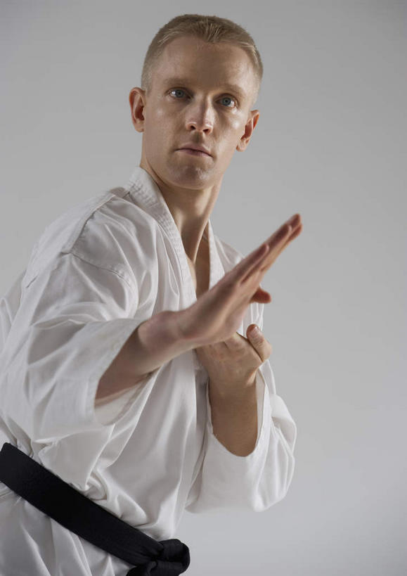 西方人,一个人,站,竖图,室内,白天,白色背景,仰视,锻炼,运动,武术,欧洲,欧洲人,仅一个男性,仅一个人,阴影,服装,反射,影子,扭头,注视,仅一个年轻男性,衣服,白色,观察,看,站着,转头,摄影,服饰,影棚,观看,察看,衣着,穿着,关注,搏击,空手道,柔道服,衣饰,体育,男人,男性,年轻男性,白种人,站立,半身,彩图,低角度拍摄,影棚拍摄,健身,拍摄,空手,唐手,武道,练功服