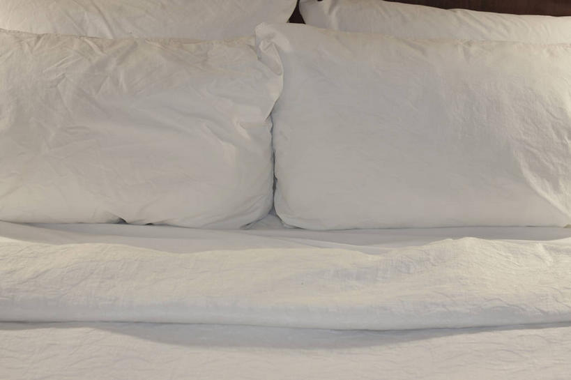 无人,横图,俯视,室内,特写,白天,床,靠垫,卧室,静物,阴影,反射,影子,双人床,床单,靠枕,被子,白色,垫子,枕头,卫生,被单,纯真,洁净,光明,恬静,中间色,朴素,清白,彩图,高角度拍摄,睡房,卧房