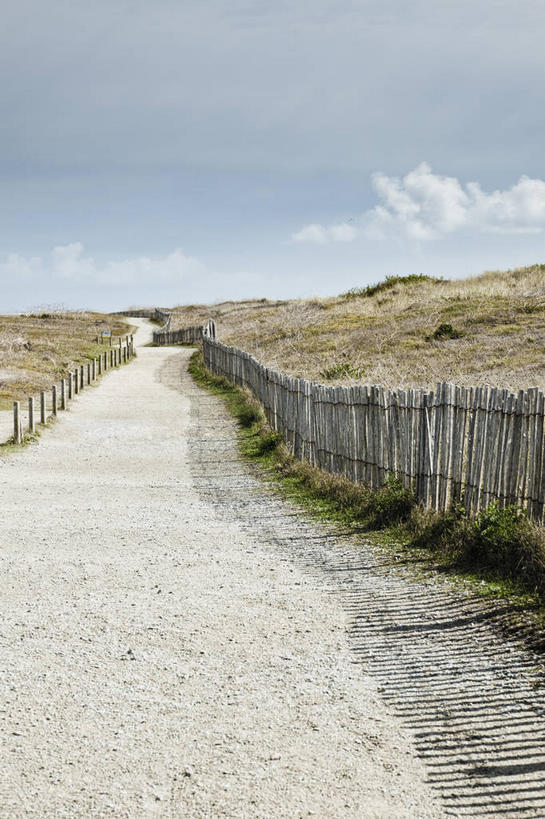 无人,栏杆,竖图,室外,白天,正面,旅游,度假,美景,道路,路,法国,欧洲,阴影,光线,影子,栅栏,景观,篱笆,云,云朵,围栏,小路,交通,云彩,娱乐,护栏,蓝色,白云,蓝天,天空,阳光,自然,天,享受,休闲,景色,放松,乡间小路,晴朗,布列塔尼,西欧,法兰西,自然风光,法兰西共和国,法兰西第五共和国,布列塔尼地区,莫尔比昂省,晴空,彩图