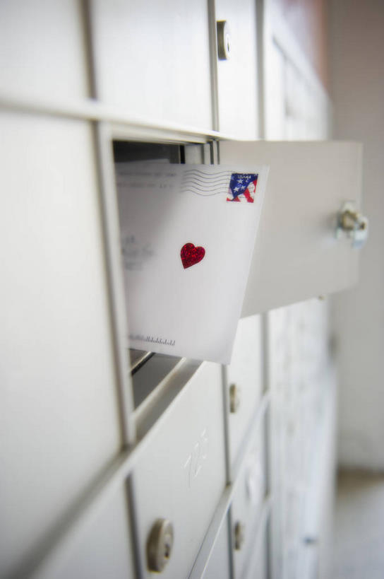 无人,竖图,室内,特写,白天,正面,爱情,静物,情人节,节日,爱心,庆祝,传递,信息,邮件,浪漫,联系,文化,邮筒,邮箱,庆典,温暖,温馨,心形,恩爱,联络,邮递,通信,信件,纪念,和睦,邮政,心型,彩图,融洽