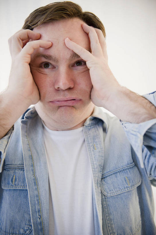 西方人,嘴,一个人,站,竖图,室内,白天,白色背景,正面,失败,欧洲,欧洲人,仅一个男性,仅一个人,仅一个中年男性,抱头,阴影,服装,沮丧,反射,影子,注视,休闲装,衣服,嘟嘴,观察,看,站着,休闲,难受,休闲服,撅嘴,无奈,摄影,服饰,影棚,观看,失望,悲伤,察看,双手抱头,伤心,难过,关注,失落,颓废,挫败,受挫,落败,落空,错过,失足,失意,失策,失算,颓丧,衰颓,悲哀,懊丧,颓靡,气馁,丧气,捧首,捧头,败北,挫折,失利,男人,男性,中年男性,白种人,嘴巴,嘴唇,站立,半身,彩图,影棚拍摄,拍摄