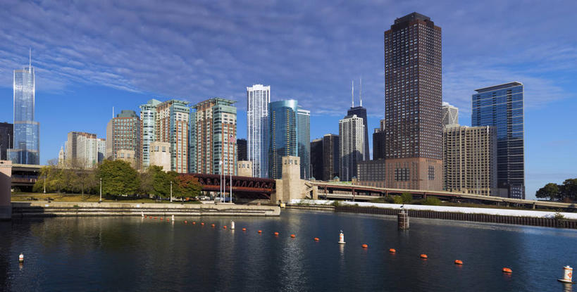 无人,高楼大厦,码头,横图,全景,室外,白天,正面,度假,河流,美景,水,植物,城市风光,城市,大厦,港口,建筑,摩天大楼,美国,阴影,光线,影子,河水,景观,水流,云,云朵,建筑群,云彩,娱乐,建设,树,树木,蓝色,绿色,白云,蓝天,天空,阳光,自然,天,享受,休闲,景色,放松,生长,晴朗,成长,北美,北美洲,美洲,伊利诺斯州,芝加哥,游艇码头,世界屠猪城,巨肩之城,劳动之城,伊利诺伊,伊利诺伊州,伊利诺州,芝加哥市,芝城,林肯之地,北亚美利加洲,亚美利加洲,约翰汉考克大厦,晴空,彩图,摆渡口,埠头,大楼,渡口,渡头,港湾,高层建筑,高楼,海港,口岸,摩天楼