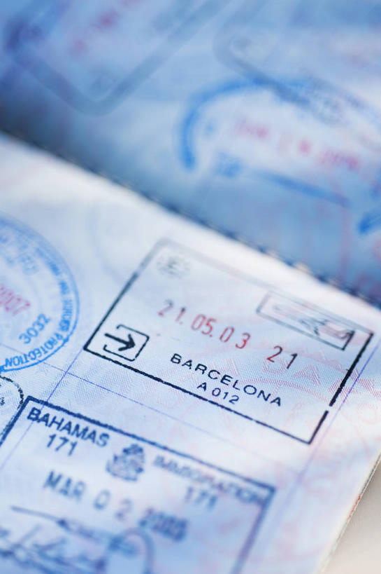 无人,竖图,俯视,室内,特写,白天,静物,阴影,朦胧,模糊,反射,英文,标志,文字,影子,字符,字母,标识,英文字母,印章,护照,邮票,签署,阿拉伯文,鉴定,阿拉伯语,阿拉伯字母,彩图,高角度拍摄