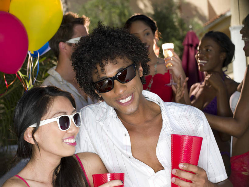 果汁,东方人,西方人,伙伴,朋友,站,坐,笑,微笑,露齿笑,横图,室外,白天,正面,泳装,比基尼,爱情,跳舞,游戏,友谊,植物,棕榈树,杯子,玩具,叶子,欧洲,非洲,黑人,欧洲人,亚洲,握,阴影,服装,光线,墨镜,眼镜,影子,塑料,绿叶,饮品,许多人,浪漫,拿,玩,拿着,注视,休闲装,黄种人,娱乐,玻璃制品,树,树木,饮料,衣服,绿色,阳光,自然,气球,水杯,塑料制品,太阳镜,太阳眼镜,观察,看,站着,一群人,休闲,温暖,温馨,休闲服,充气玩具,嫩叶,橡胶,遮阳镜,恩爱,益智,握着,恋人,服饰,生长,成长,观看,活动,和睦,察看,发泄,关注,可口,消遣,智力,舞姿,橡胶制品,棕榈叶,宣泄,适口,友情,男人,男性,年轻男性,年轻女性,女人,女性,中年男性,中年女性,白种人,非洲人,亚洲人,情侣,叶,叶片,玻璃杯,棕树,棕榈,玩耍,嬉戏,站立,坐着,半身,彩图,三点式,泳衣,舞蹈,伴侣,融洽