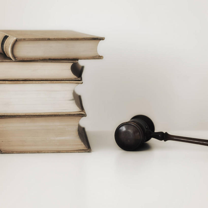 无人,方图,室内,特写,白天,白色背景,正面,静物,书籍,一排,阴影,整齐,反射,影子,四本,排列,一个,拍卖槌,拍卖锤,摄影,影棚,单个,堆,队列,法槌,法锤,书,图书,彩图,影棚拍摄,拍摄