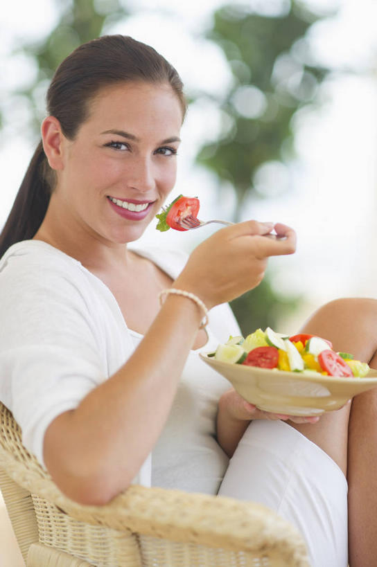 西方人,一个人,坐,笑,微笑,露齿笑,竖图,室外,白天,侧面,植物,蔬菜,西红柿,餐具,欧洲,欧洲人,仅一个年轻女性,仅一个女性,仅一个人,握,服装,朦胧,模糊,新鲜,叉子,陶瓷,生食,蔬菜沙拉,沙拉,食品,陶瓷制品,拿,拿着,扭头,注视,休闲装,色拉,沙律,树,树木,食物,两个,衣服,绿色,自然,容器,碗,观察,看,转头,休闲,休闲服,握着,服饰,有机食品,绿色食品,生长,成长,观看,色拉酱,储藏,察看,储存,关注,千岛酱,餐叉,年轻女性,女人,女性,白种人,进餐用具,洋柿子,柑仔蜜,番茄,臭柿,坐着,半身,彩图,六月柿,贮存,喜报三元