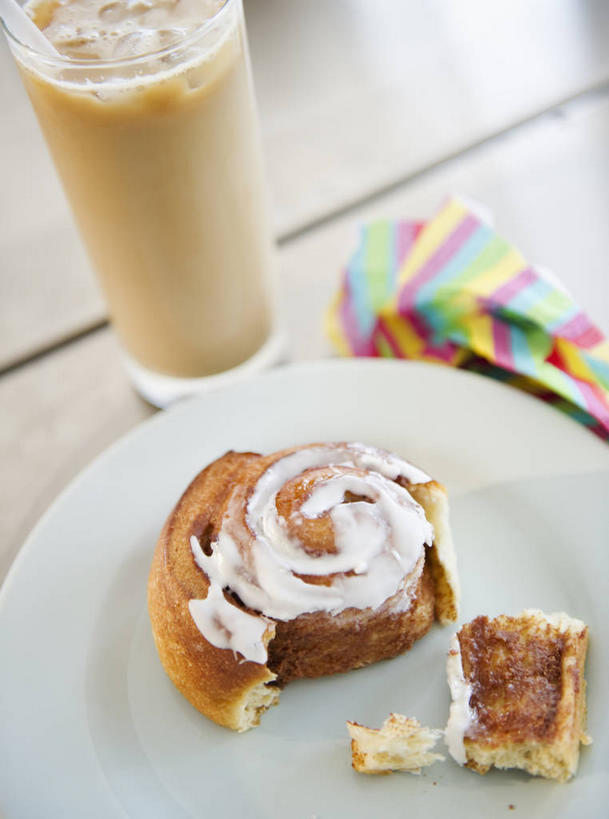 点心,面包,咖啡,无人,竖图,俯视,室内,特写,白天,幸福,餐桌,桌子,杯子,餐具,阴影,朦胧,模糊,反射,布料,碟子,盘,影子,冰,冰块,食品,面点,冰咖啡,一杯,布纹,娱乐,冷冻,玻璃制品,桌布,食物,糕点,饮料,一个,白色,盘子,餐巾,水杯,碟,台布,享受,休闲,温馨,放松,寒冷,乐趣,剥开,冷藏,单个,餐台,冰冷,提神,舒适,醒脑,软饮料,保鲜,玻璃杯,餐桌布,彩图,高角度拍摄,肉桂面包,肉桂面包卷