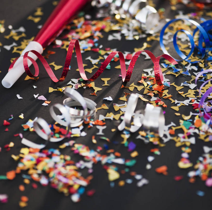 无人,横图,俯视,彩色,室内,特写,白天,游戏,餐桌,桌子,静物,玩具,阴影,黑色背景,节日,朦胧,模糊,庆祝,装饰,反射,影子,纸屑,凌乱,玩,文化,娱乐,庆典,休闲,摄影,影棚,餐台,活动,纪念,五颜六色,华丽,修饰,碎纸,点缀,混乱,发泄,消遣,智力,玩具吹卷,五彩缤纷,碎纸条,宣泄,衬托,美观,雅致,雅观,绚烂,纷乱,缭乱,庞杂,五彩纸屑,吹卷,玩耍,嬉戏,彩图,高角度拍摄,影棚拍摄,拍摄