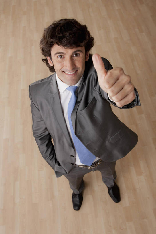 西方人,一个人,商务人士,商务男性,站,举,笑,微笑,露齿笑,竖图,俯视,室内,白天,衬衫,智慧,地板,欧洲,欧洲人,仅一个男性,仅一个人,仅一个中年男性,阴影,突出,套装,反射,影子,领带,地面,注视,称赞,表扬,木地板,观察,看,手势,托,站着,竖,观看,翘,高,察看,夸奖,象征,优秀,庄重,关注,商务装,身份,手插袋,单手插袋,工薪阶层,好,妙,顺利,出色,超群,杰出,卓越,奇妙,单手抄兜,单手放兜,正式,地位,聪明,男人,男性,中年男性,白种人,大拇指,白领,上班族,插兜,举起,举手,举着,手插兜,手放口袋,抬头,向上举,向上伸,向上托,仰头,站立,彩图,高角度拍摄,全身,衬衣,手抄兜