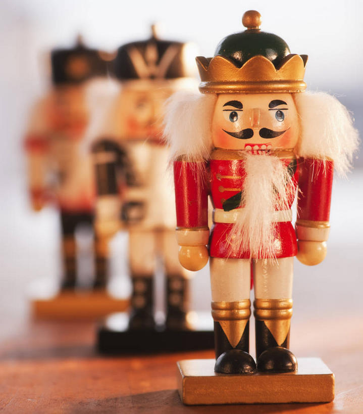 西方人,无人,三个人,站,笑,微笑,竖图,室内,特写,白天,白色背景,正面,制服,童话故事,桌面,桌子,静物,帽子,欧洲,欧洲人,一排,士兵,阴影,朦胧,模糊,整齐,并列,并排,反射,木制,影子,注视,排列,衣服,木制品,观察,看,站着,摄影,影棚,观看,军人,察看,军装,队列,关注,军服,平行,兵士,胡桃夹子,童话,男人,男性,年轻男性,白种人,站立,半身,彩图,影棚拍摄,拍摄