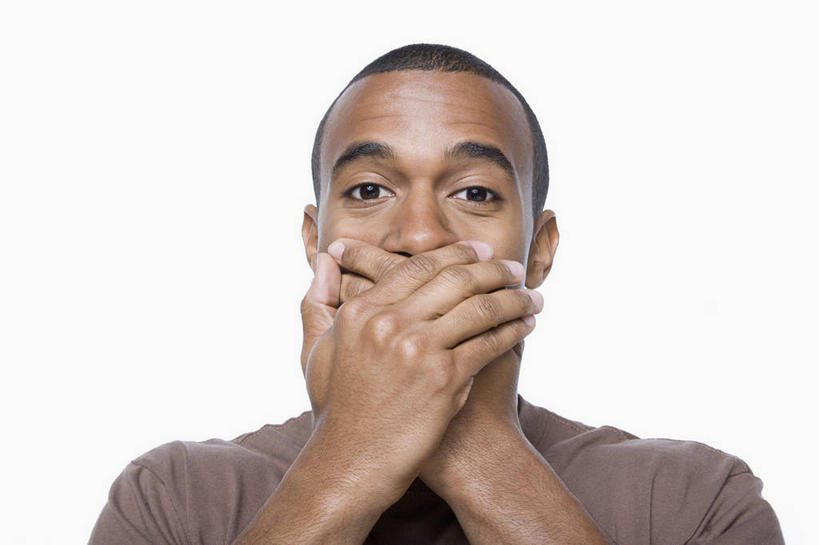 西方人,一个人,横图,室内,白天,白色背景,正面,欧洲,非洲,黑人,欧洲人,仅一个男性,仅一个人,服装,惊讶,注视,休闲装,仅一个年轻男性,衣服,观察,看,休闲,休闲服,遮,遮掩,摄影,服饰,影棚,观看,惊奇,察看,掩盖,遮挡,关注,遮盖,掩饰,诧异,惊疑,惊异,男人,男性,年轻男性,非洲人,半身,彩图,影棚拍摄,拍摄