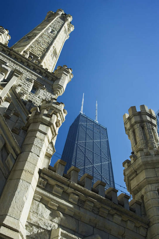 无人,高楼大厦,竖图,室外,白天,仰视,旅游,度假,标志建筑,城市,地标,建筑,摩天大楼,美国,阴影,光线,影子,娱乐,建设,蓝色,蓝天,天空,阳光,天,享受,休闲,旅游胜地,放松,晴朗,北美,北美洲,美洲,伊利诺斯州,芝加哥,万里无云,世界屠猪城,巨肩之城,劳动之城,伊利诺伊,伊利诺伊州,伊利诺州,芝加哥市,芝城,林肯之地,北亚美利加洲,亚美利加洲,约翰汉考克大厦,水塔大厦,晴空,晴空万里,彩图,低角度拍摄,大楼,高层建筑,高楼,摩天楼