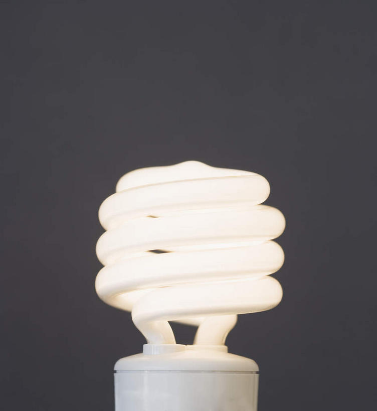 无人,竖图,室内,特写,白天,正面,节能,静物,照明,阴影,灰色背景,环保,光线,灯泡,螺旋,影子,灯光,灯,节能灯,一个,灯具,摄影,影棚,能源,单个,照亮,低碳,照明工具,荧光灯,螺旋管节能灯,彩图,影棚拍摄,螺旋形,拍摄