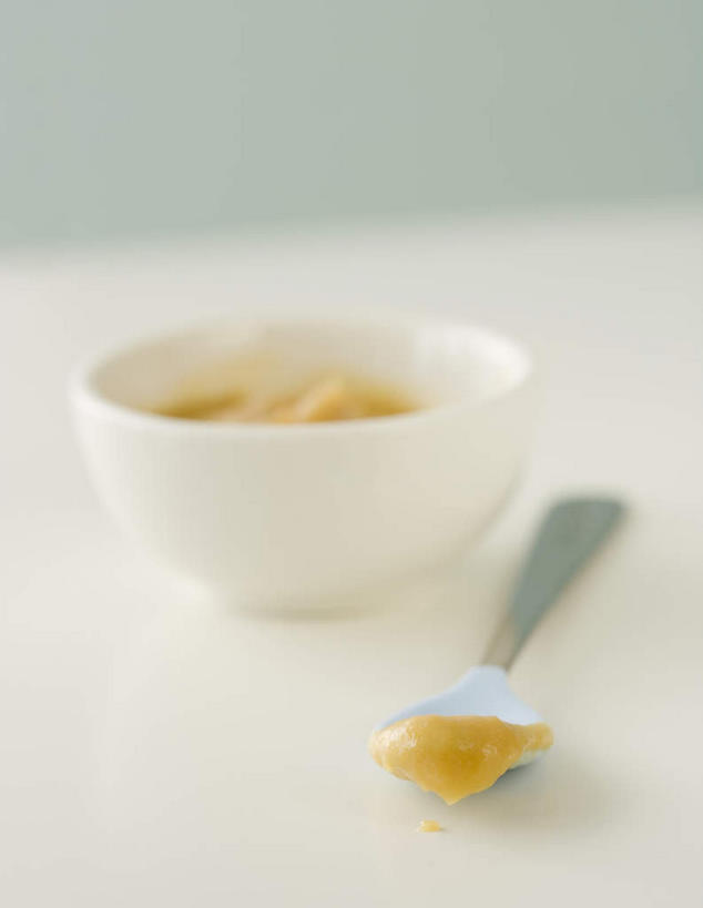 无人,竖图,俯视,室内,特写,白天,餐桌,桌子,阴影,朦胧,模糊,反射,影子,勺子,陶瓷,食品,陶瓷制品,营养,食物,一个,白色,容器,调羹,汤匙,碗,单个,餐台,储藏,储存,养分,彩图,高角度拍摄,婴儿食物,贮存