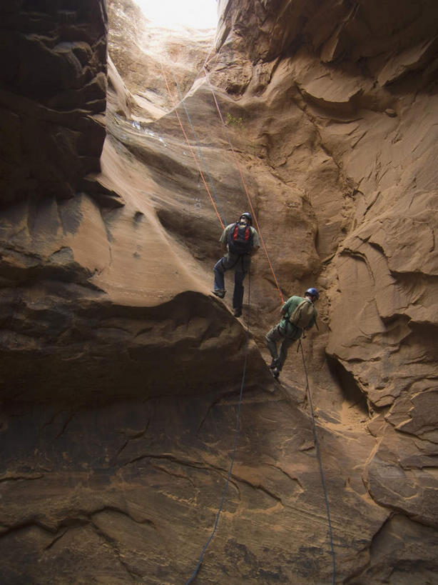 西方人,两个人,伙伴,朋友,竖图,俯视,室外,白天,锻炼,旅游,度假,探险,友谊,运动,石头,峡谷,欧洲,欧洲人,吊挂,悬挂,服装,石子,山谷,挂,注视,休闲装,娱乐,极限运动,衣服,绳子,观察,看,享受,休闲,休闲服,放松,服饰,观看,绳索,察看,岩层,关注,室外运动,下降,降落,户外运动,速降,降低,下跌,下落,冒险,体育,友情,男人,男性,年轻男性,白种人,石块,岩石,彩图,高角度拍摄,全身,健身