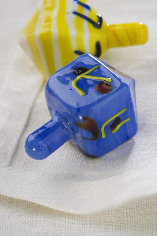 无人,竖图,俯视,室内,特写,白天,游戏,静物,节日,庆祝,玩,文化,娱乐,两个,黄色,蓝色,陀螺,祈祷,庆典,休闲,健康,益智,许愿,摄影,宗教,信仰,影棚,活动,纪念,祈求,发泄,消遣,智力,犹太教,光明节,宣泄,陀罗,干乐,冰尜,打老牛,独乐,挑筋教,平安,玩耍,嬉戏,彩图,高角度拍摄,影棚拍摄,拍摄