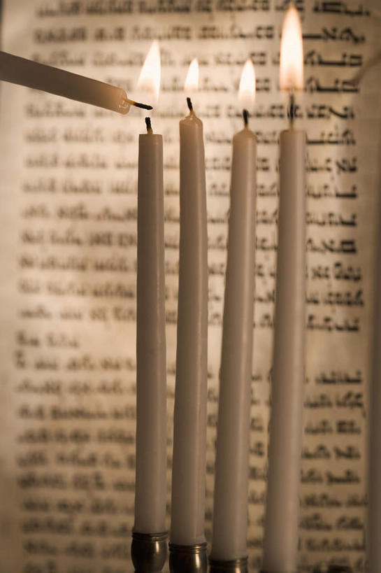 无人,竖图,室内,特写,白天,正面,静物,蜡烛,书籍,一排,阴影,节日,整齐,光线,火焰,影子,烛光,烛台,燃烧,文化,排列,点燃,祈祷,健康,许愿,摄影,宗教,信仰,影棚,纪念,祈求,队列,经书,犹太教,经籍,犹太教灯台,犹太教九灯烛台,再献圣殿节灯台,挑筋教,平安,书,图书,彩图,影棚拍摄,拍摄