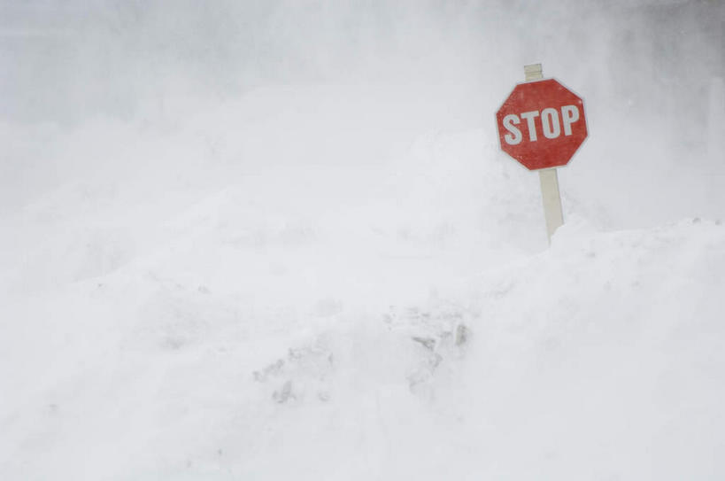 无人,横图,室外,白天,正面,美景,雪,暴风雪,大暴雪,雾,大雪,朦胧,模糊,英文,标志,文字,字符,字母,积雪,景观,雪景,冬季,冬天,警告,标识,红色,白色,自然,景色,寒冷,警示,英文字母,禁止,迷雾,提醒,提示,限制,自然风光,严寒,危险,暴雪,大雾,彩图