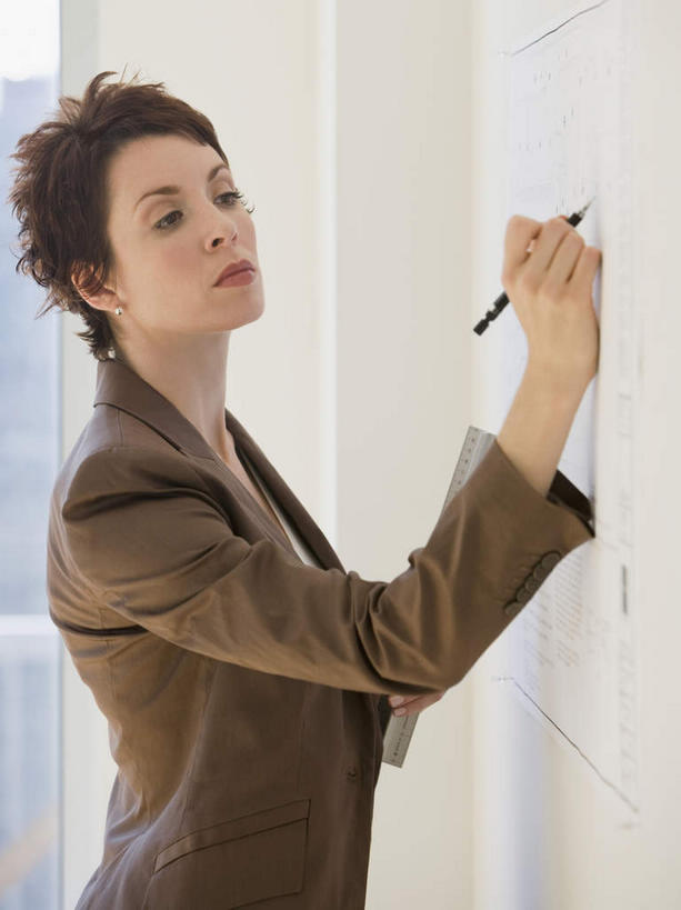 西方人,一个人,商务人士,商务女性,办公室,站,竖图,室内,白天,侧面,窗户,欧洲,欧洲人,仅一个女性,仅一个人,握,套装,笔,墙,办公用品,拿,拿着,注视,玻璃窗,墙壁,墙面,文具,白板,记号笔,学习用品,观察,看,站着,仅一个中年女性,握着,观看,马克笔,麦克笔,文具用品,察看,书写,关注,商务装,记录板,工薪阶层,记事板,女人,女性,中年女性,白种人,白领,上班族,站立,半身,彩图