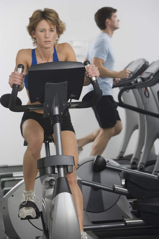 西方人,两个人,健身房,坐,跑,竖图,室内,白天,正面,爱情,锻炼,运动,欧洲,欧洲人,握,服装,背心,浪漫,注视,运动器械,衣服,观察,看,温暖,温馨,健身器械,恩爱,握着,恋人,服饰,观看,和睦,察看,衣着,穿着,关注,健身器材,健身车,衣饰,露脐装,体育,男人,男性,女人,女性,中年男性,中年女性,白种人,情侣,跑步,坐着,半身,彩图,健身,健身馆,伴侣,融洽,运动器材,跑步机