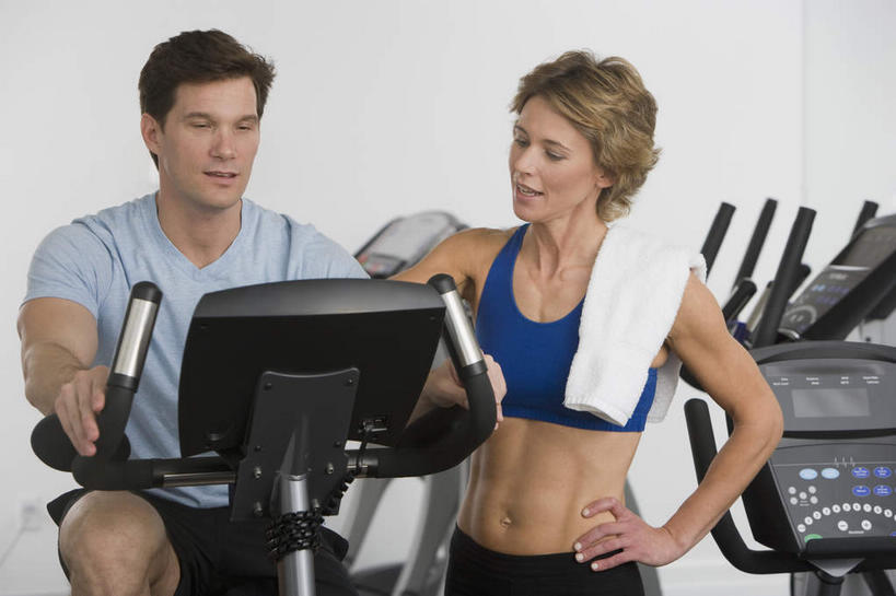 西方人,两个人,健身房,站,坐,笑,说,微笑,露齿笑,横图,室内,白天,正面,爱情,讨论,欧洲,欧洲人,握,服装,背心,纺织物,浪漫,注视,运动器械,手叉腰,衣服,毛巾,叉腰,观察,看,清洁,站着,温暖,温馨,健身器械,恩爱,握着,恋人,服饰,观看,保暖,和睦,察看,衣着,穿着,关注,健身器材,透气,防水,健身车,衣饰,储水,耐磨,吸水,露脐装,交流,男人,男性,女人,女性,中年男性,中年女性,白种人,情侣,沟通,讲话,交谈,商讨,说话,谈话,站立,坐着,半身,彩图,健身馆,伴侣,融洽,运动器材