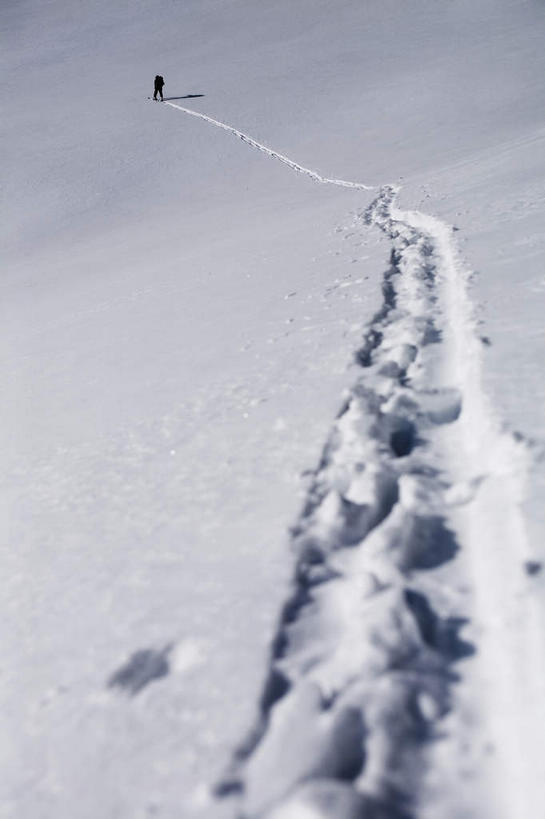 西方人,一个人,竖图,俯视,室外,白天,锻炼,旅游,度假,运动,雪,大雪,欧洲,欧洲人,仅一个男性,仅一个人,阴影,光线,工具,器材,影子,积雪,雪景,冬季,冬天,痕迹,娱乐,运动器械,仅一个年轻男性,阳光,享受,休闲,器械,健身器械,放松,寒冷,拐杖,滑雪板,滑雪杖,印记,室外运动,健身器材,户外运动,滑雪装备,严寒,辅助设备,男人,男性,年轻男性,白种人,彩图,高角度拍摄,全身,健身,运动器材