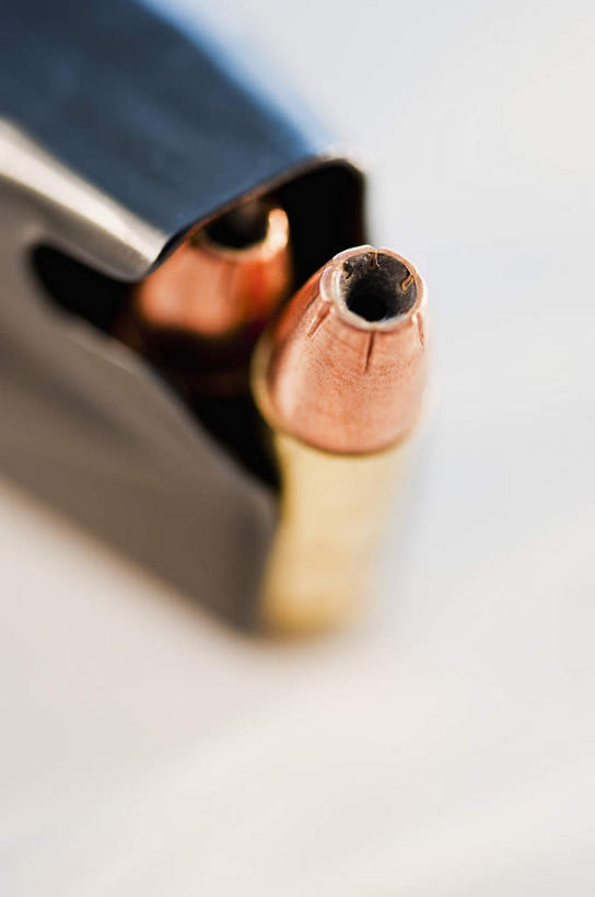 无人,竖图,俯视,室内,特写,白天,白色背景,竞争,静物,对抗,阴影,朦胧,模糊,冲突,反射,影子,破坏,容器,武器,战争,摄影,影棚,储藏,子弹,损坏,攻击,威胁,储存,对立,矛盾,兵器,防御,枪弹,敌对,挫败,斗争,抗拒,抗衡,杀伤,威慑,危险,彩图,高角度拍摄,影棚拍摄,拍摄,贮存