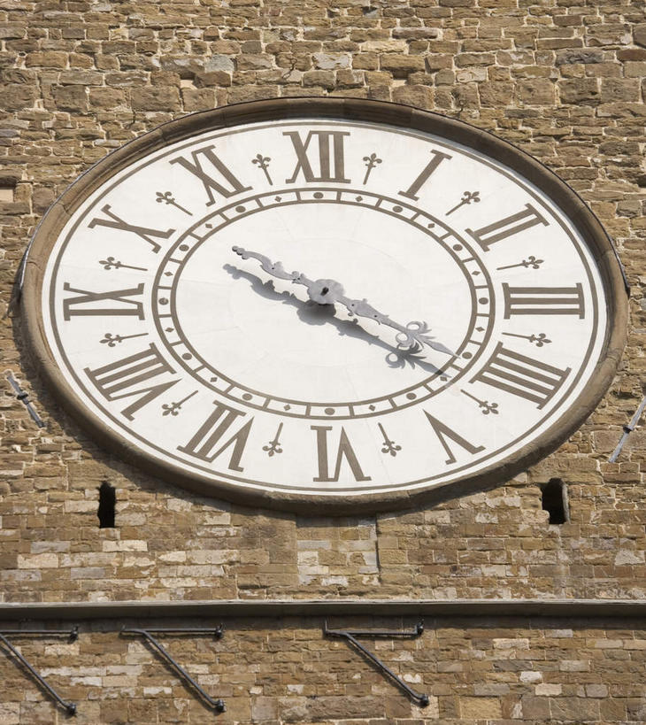 无人,竖图,室外,白天,仰视,旅游,度假,标志建筑,地标,建筑,意大利,佛罗伦萨,欧洲,时间,标志,时钟,数字,文字,字符,罗马数字,计时,娱乐,标识,建设,钟表,享受,休闲,表,旅游胜地,放松,托斯卡纳,南欧,意大利共和国,首府,维琪奥王宫,塔钟,百花之城,翡冷翠,托斯卡纳大区,韦奇奥宫,钟,彩图,低角度拍摄