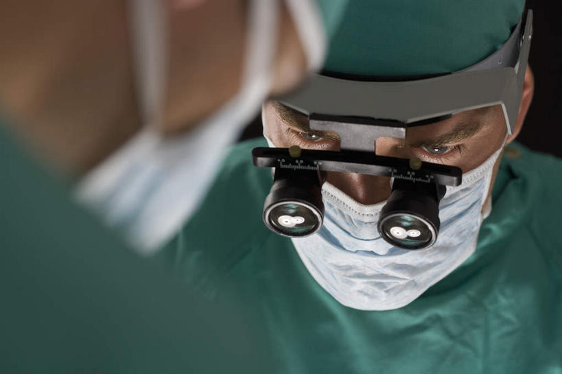 西方人,脸,头,脸颊,两个人,伙伴,朋友,医生,横图,室内,特写,白天,正面,工作服,制服,友谊,合作,团队,仪器,欧洲,欧洲人,检查,朦胧,模糊,反射,分离,分析,科学,放大镜,过滤,分开,绿色,口罩,手套,观察,医护人员,医疗人员,隔断,橡胶,清晰,探索,战略,遮掩,放大,观看,隔离,仔细,透镜,卫生,掩盖,凸透镜,遮挡,聚焦,关注,净化,间隔,防护服,橡胶手套,预防,隔离服,橡胶制品,无菌服,遮盖,防尘,SL手术放大镜,手术帽,医用手套,光学,清楚,联合,合谋,掩饰,断绝,隔开,屏蔽,屏绝,远离,中断,阻遏,阻隔,工作制服,手术放大镜,配合,协作,男人,男性,年轻男性,中年男性,白种人,头部,脸部,脸蛋,面部,大夫,半身,彩图,工作套服,防静电工装,隔工作服,洁净工装,洁净工作服,净化服,无尘工作服,无尘衣