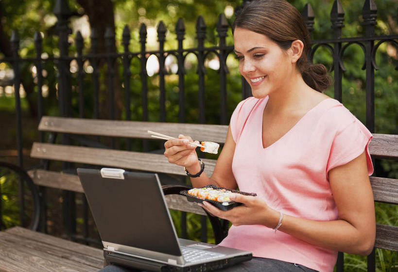 米饭,寿司,西方人,一个人,商务人士,商务女性,栏杆,坐,笑,微笑,露齿笑,横图,室外,白天,正面,烹饪,电脑,笔记本电脑,植物,椅子,欧洲,欧洲人,仅一个年轻女性,仅一个女性,仅一个人,握,套装,服装,朦胧,模糊,网络,塑料,木椅,围栏,日本料理,料理,食品,饭,拿,拿着,注视,休闲装,通讯设备,菜肴,美食,护栏,盒子,树,树木,食物,衣服,绿色,自然,容器,塑料制品,日式料理,观察,看,休闲,日式,休闲服,握着,服饰,佳肴,生长,成长,观看,储藏,五谷,察看,无线,储存,关注,醋饭,通信设备,商务装,无线网络,无线上网,便携式电脑,工薪阶层,四喜饭,手提电脑,年轻女性,女人,女性,白种人,白领,上班族,坐着,半身,彩图,贮存