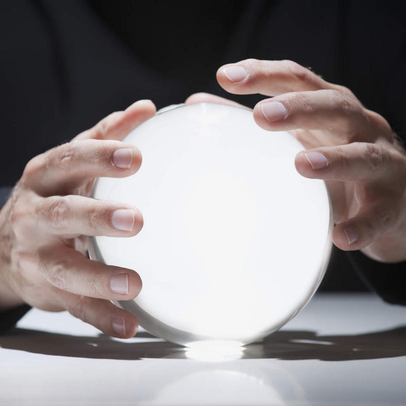 西方人,手,一个人,摸,方图,室内,特写,白天,正面,桌面,桌子,欧洲,欧洲人,双手,仅一个男性,仅一个人,仅一个中年男性,抚摸,阴影,透明,光线,木制,影子,灯光,水晶,一个,白色,木制品,球体,手部,水晶球,单个,男人,男性,中年男性,白种人,触摸,接触,半身,彩图