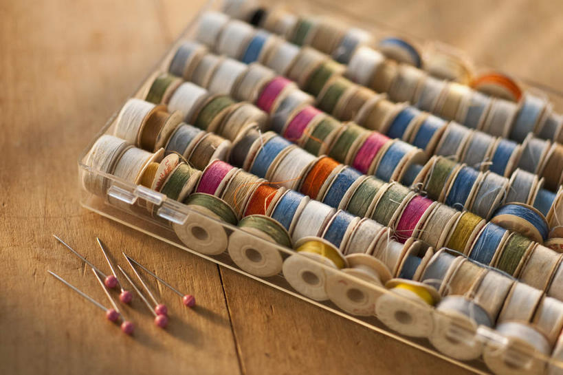 无人,横图,俯视,室内,特写,白天,桌面,桌子,静物,一堆,许多,阴影,堆叠,堆积,反射,篮子,影子,别针,红色,蓝色,绿色,橙色,缝纫,堆,针线,线轴,彩图,高角度拍摄