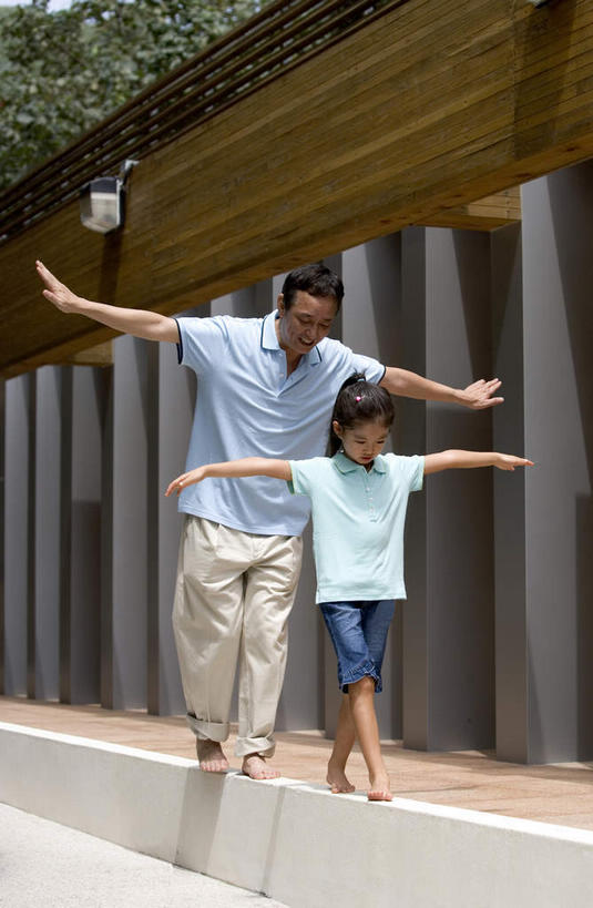 东方人,儿童,两个人,家庭,父亲,女儿,站,走,伸展双臂,竖图,室外,白天,正面,纯洁,亚洲,阴影,服装,光线,影子,休闲装,黄种人,小孩,衣服,阳光,站着,休闲,温暖,温馨,父女,一家人,休闲服,父爱,可爱,平衡,童年,童趣,服饰,和睦,童真,烂漫,无邪,均衡,天真,男人,男性,年轻男性,女孩,亚洲人,孩子,年轻人,步行,敞开双臂,散步,伸开双臂,展开双肩,站立,张开手臂,张开双臂,走路,彩图,全身,融洽,女生