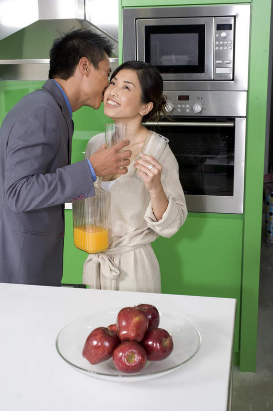 果汁,东方人,两个人,站,吻,竖图,室内,白天,正面,爱情,苹果,餐具,水果,亚洲,服装,新鲜,碟子,罐子,盘,生食,食品,果实,浪漫,休闲装,黄种人,玻璃制品,食物,衣服,盘子,玻璃瓶,瓶子,碟,站着,休闲,温暖,温馨,休闲服,恩爱,恋人,服饰,有机食品,绿色食品,和睦,男人,男性,年轻男性,年轻女性,女人,女性,亚洲人,情侣,亲,亲吻,站立,半身,彩图,伴侣,融洽