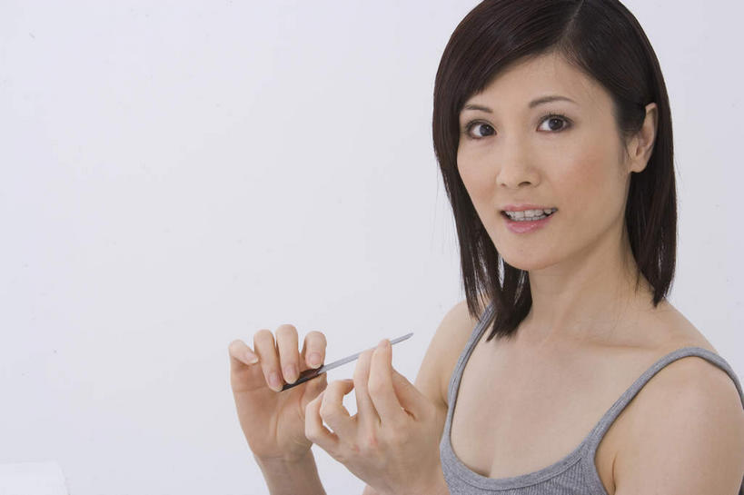 东方人,手,一个人,站,笑,微笑,露齿笑,横图,室内,白天,正面,亚洲,仅一个年轻女性,仅一个女性,仅一个人,握,修剪,服装,拿,拿着,注视,休闲装,黄种人,衣服,观察,看,站着,休闲,手部,休闲服,握着,服饰,观看,察看,关注,指甲刀,年轻女性,女人,女性,亚洲人,站立,半身,彩图