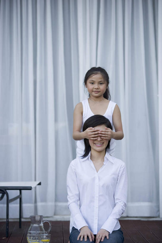 东方人,儿童,手,两个人,家庭,母亲,女儿,站,跪,笑,微笑,露齿笑,竖图,室内,白天,正面,纯洁,窗户,地板,桌面,桌子,杯子,亚洲,服装,透明,木制,地面,辉煌,注视,休闲装,黄种人,木地板,玻璃窗,玻璃制品,水壶,饮料,一个,小孩,衣服,黄色,木制品,水杯,观察,看,站着,休闲,健康,温暖,温馨,母女,一家人,手部,休闲服,可爱,母爱,童年,童趣,遮,遮掩,服饰,活泼,观看,希望,暖色,和睦,察看,掩盖,遮挡,关注,光辉,童真,烂漫,无邪,遮盖,掩饰,光明,功名,轻快,天真,年轻女性,女孩,女人,女性,亚洲人,孩子,年轻人,玻璃杯,跪着,站立,半身,彩图,融洽,女生