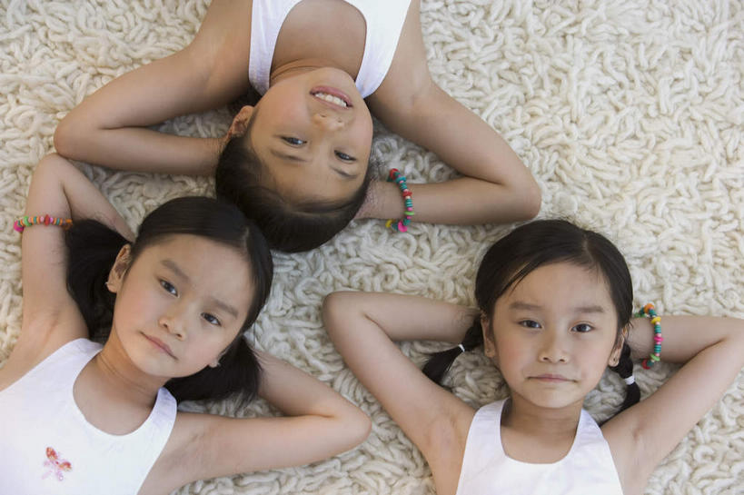 东方人,儿童,三个人,躺,举,笑,双手交叉,微笑,露齿笑,横图,俯视,室内,白天,纯洁,地毯,亚洲,阴影,服装,反射,影子,注视,休闲装,黄种人,小孩,衣服,观察,看,托,休闲,休闲服,可爱,童年,童趣,服饰,观看,察看,垫着,关注,童真,烂漫,无邪,卧着,天真,女孩,女人,女性,亚洲人,举起,举手,举着,十字手,躺着,卧,向上举,向上伸,向上托,半身,彩图,高角度拍摄,女生