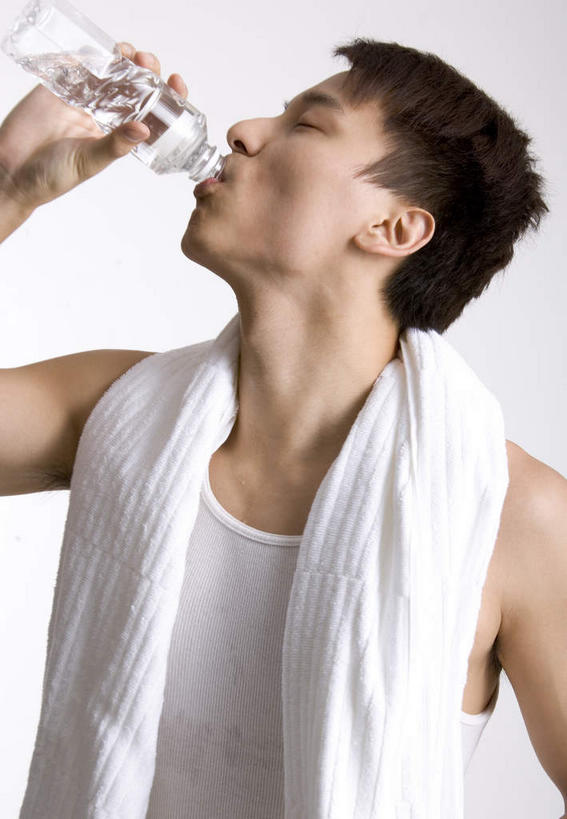 东方人,一个人,站,闭眼,竖图,室内,白天,正面,亚洲,仅一个男性,仅一个人,喝,握,服装,纺织物,水瓶,拿,拿着,休闲装,黄种人,仅一个年轻男性,衣服,毛巾,清洁,站着,休闲,休闲服,握着,服饰,保暖,透气,防水,储水,耐磨,吸水,男人,男性,年轻男性,亚洲人,闭眼睛,闭着眼,闭着眼睛,站立,半身,彩图