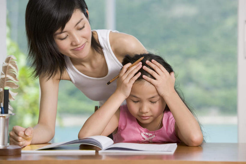 东方人,儿童,两个人,家庭,母亲,女儿,站,坐,笑,微笑,横图,室内,白天,正面,失败,纯洁,桌子,书籍,亚洲,抱头,阴影,服装,沮丧,光线,影子,注视,休闲装,黄种人,书桌,小孩,衣服,阳光,课桌,打开,翻开,观察,看,站着,休闲,难受,温暖,温馨,母女,一家人,休闲服,可爱,母爱,童年,童趣,无奈,服饰,观看,失望,悲伤,和睦,察看,伤心,难过,关注,失落,童真,烂漫,无邪,颓废,挫败,受挫,落败,落空,错过,失足,失意,失策,失算,颓丧,衰颓,悲哀,懊丧,颓靡,气馁,丧气,捧首,捧头,掀开,败北,挫折,失利,天真,年轻女性,女孩,女人,女性,亚洲人,孩子,年轻人,书,图书,站立,坐着,半身,彩图,融洽,女生