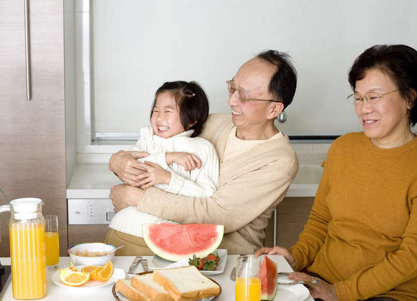 东方人,儿童,老年人,手,家庭,夫妻,祖母,祖父,站,坐,笑,微笑,露齿笑,横图,室内,白天,侧面,爱情,纯洁,餐桌,桌子,柑橘,西瓜,水果,亚洲,握,阴影,服装,新鲜,反射,眼镜,影子,陶瓷,生食,食品,果实,陶瓷制品,两杯,三片,浪漫,拿,拿着,注视,休闲装,黄种人,食物,饮料,小孩,衣服,容器,碗,土司,观察,看,站着,休闲,温暖,温馨,一家人,手部,休闲服,恩爱,可爱,童年,童趣,握着,恋人,服饰,有机食品,绿色食品,奶奶,爷爷,餐台,观看,祖孙,储藏,和睦,察看,洗碗机,储存,关注,近视眼镜,童真,烂漫,无邪,外婆,外孙女,外祖母,外公,外祖父,两副,一壶,天真,老年男性,老年女性,男人,男性,女孩,女人,女性,亚洲人,孩子,夫妇,情侣,孙女,橘子,桔子,橙子,橙,怀抱,搂抱,相抱,拥抱,站立,坐着,半身,彩图,伴侣,融洽,贮存,女生